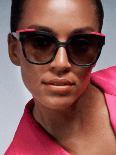 Independent eyewear brands always inspire with special stories. Because often the companies are somewhat smaller and the founders are still actively on board. This is also the case with the French brand FACE Á FACE. The founders, Pascal Jaulent and Nadine Roth, wanted to establish a modern and creative company in the 90s, which does not have to follow a precisely predefined pattern. And that is exactly how the brand is positioned today – uniquely.